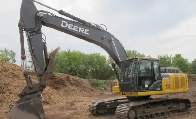 2016 Deere 250G Lc