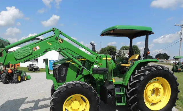 2016 John Deere 6105E
